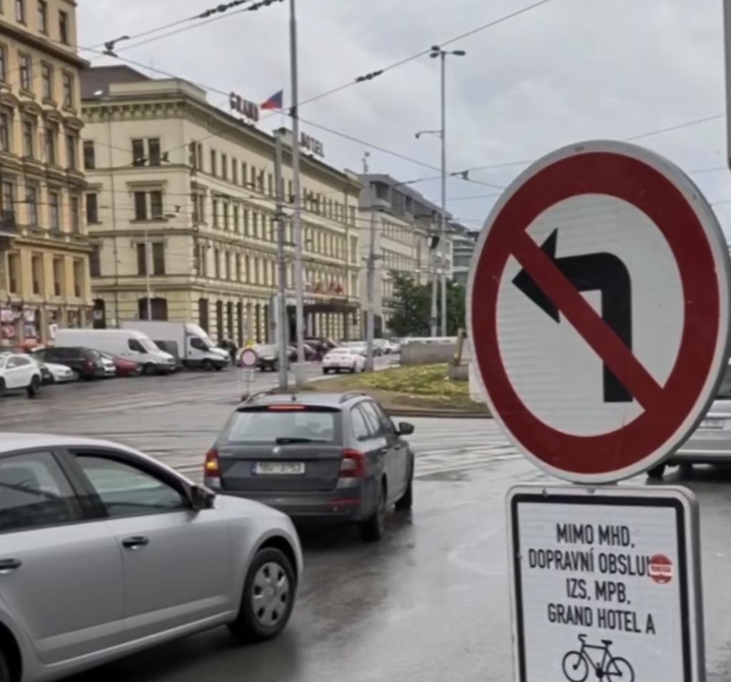 Tisíce řidičů nelegálně odbočují u nádraží, odhalili Piráti